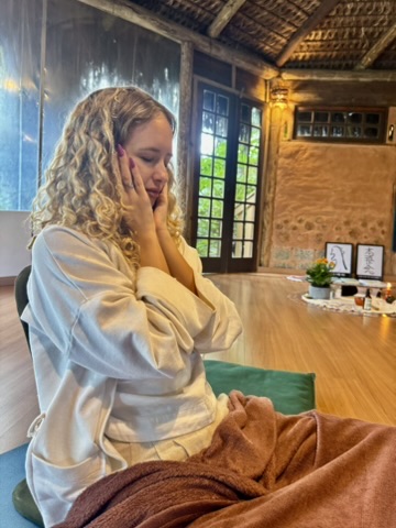 Aluna em momento de meditação durante a iniciação de Reiki