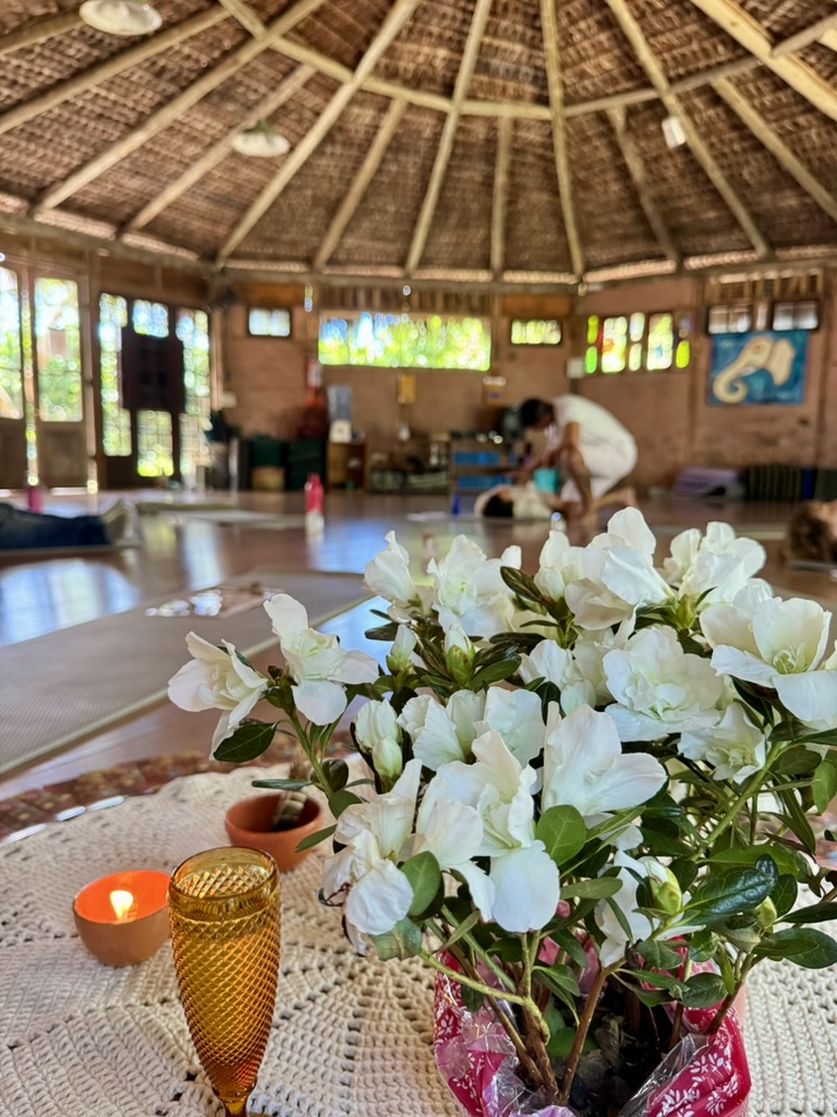 Espaço sagrado preparado com flores e velas para a iniciação de Reiki