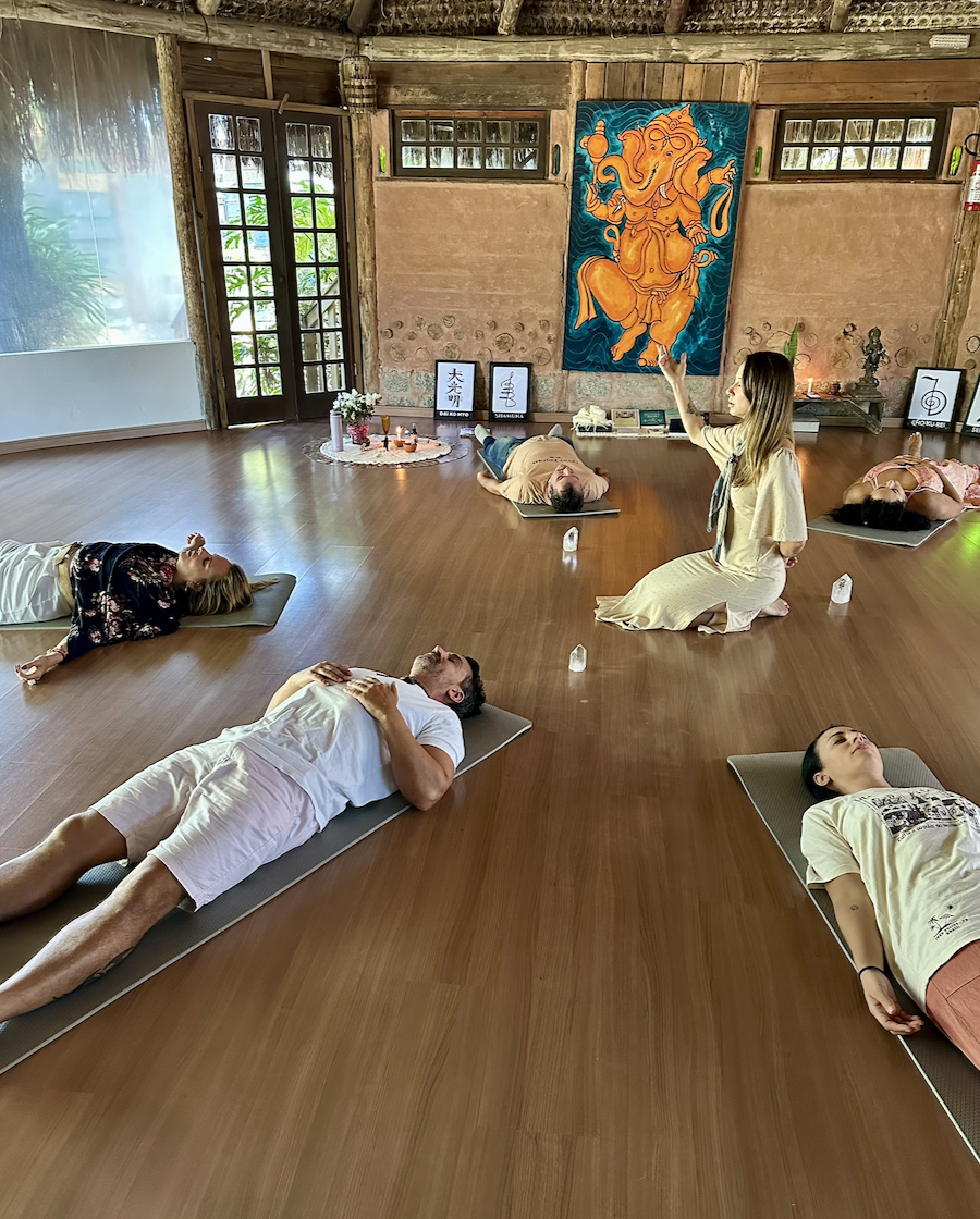 Alunos recebendo aplicação de Reiki em grupo durante a formação