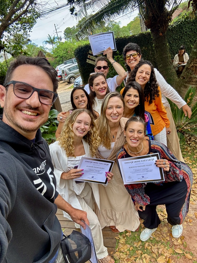 Turma celebrando ao receber os certificados de Reiki Usui